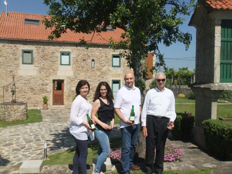 Toda a familia traballa na elaboración da sidra Torres de Moreda