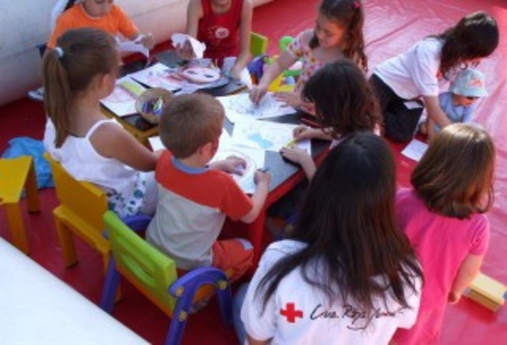 Nenos nun comedor xestionado pola Cruz Vermella