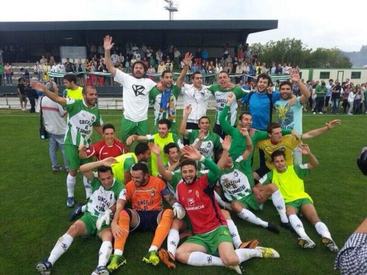 Os xogadores do Somozas celebran o ascenso.