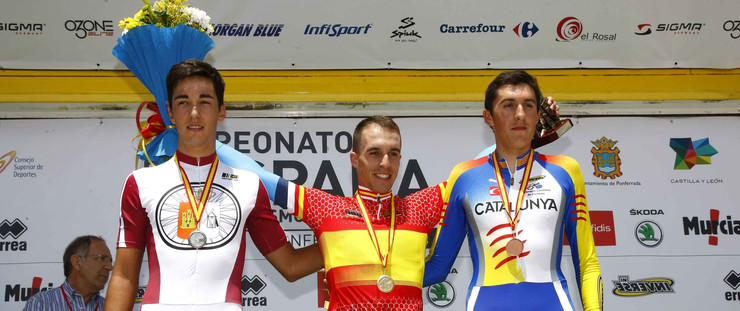Óscar González, no podio coa medalla de ouro e o maillot de campión. 