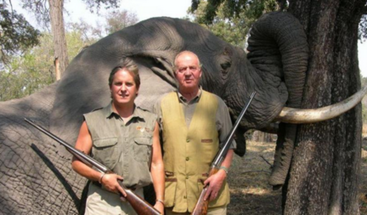 O rei Juan Carlos nunha cacería de elefantes en África 