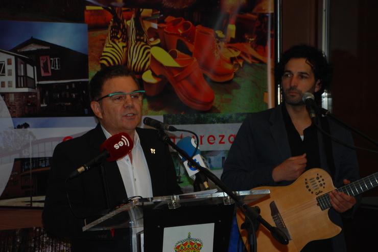 Superpiñeiro presentando a Festa do Galo de Curral de Vila de Cruces