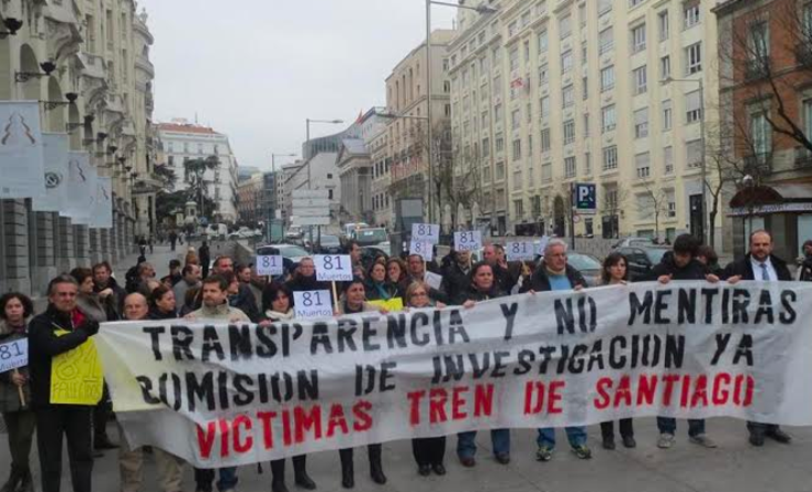 A Plataforma Víctimas Alvia 04155 , afectados e familiares de mortes no accidente de tren en Santiago, protestan diante das Cortes en Madrid