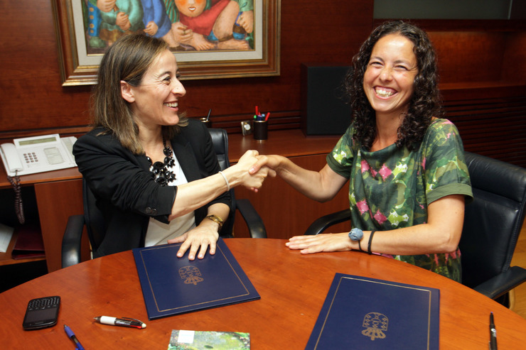 A conselleira de Infraestruturas, Ehtel Vázquez, e a presidenta de Adega, Virxinia Rodríguez