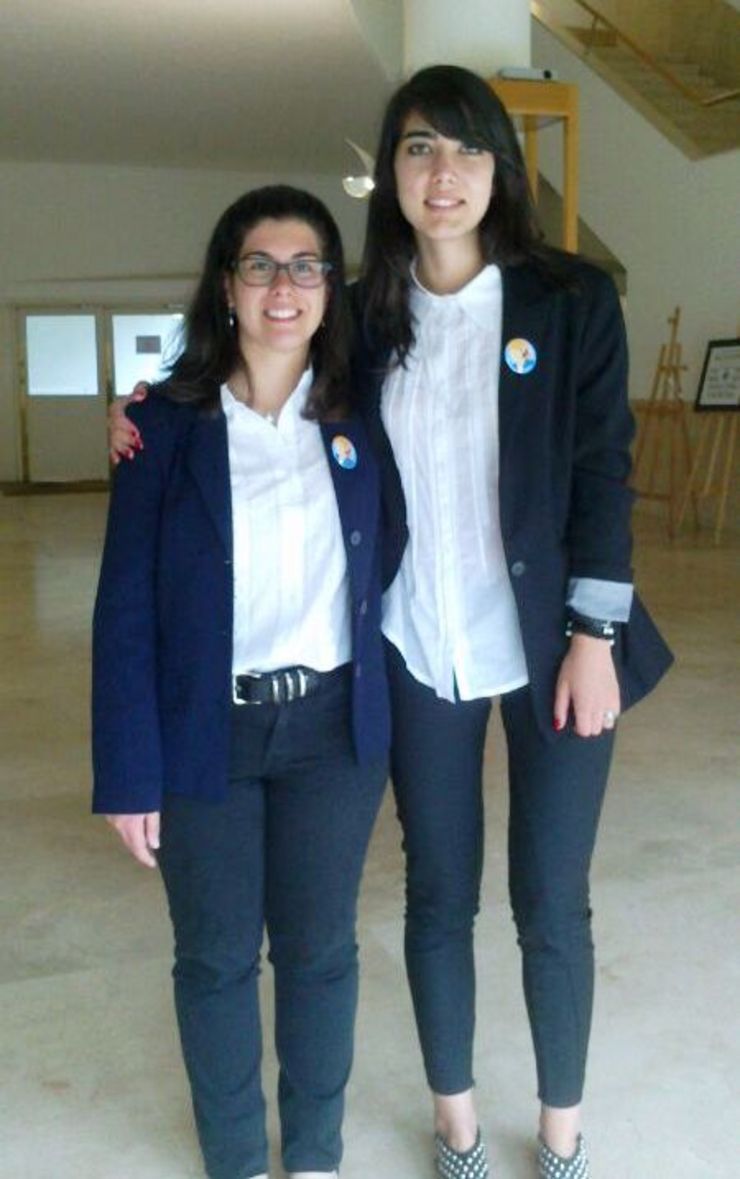 Cruz Negreira e Jessica Méndez na facultade de Xornalismo da USC.