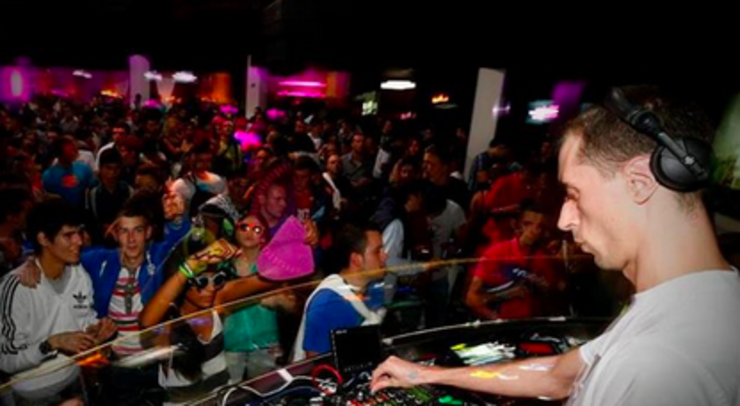 Un DJ pinchando música electrónica nunha discoteca 