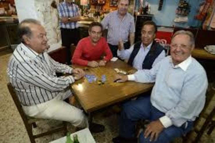 Carlos Slim botando a partida nun bar de Avión xunto con Vázquez Raña 