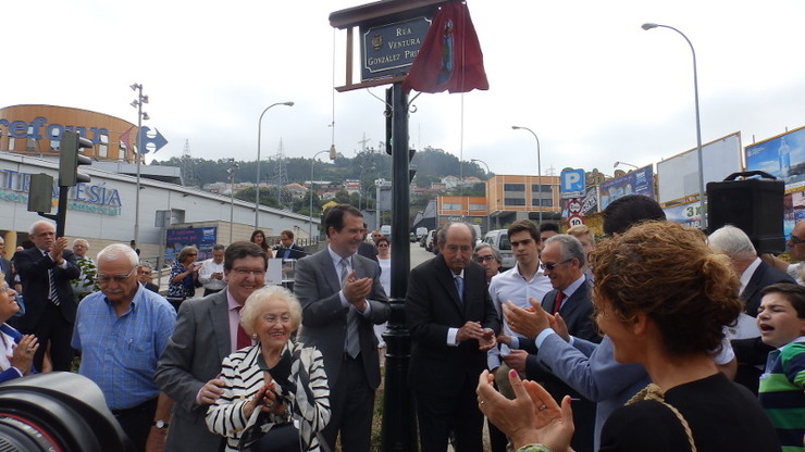Abel Caballero co director xeral de Vegalsa-Eroski, Joaquín González, na apertura dunha rúa co nome do seu pai e fundador do grupo, Ventura González 
