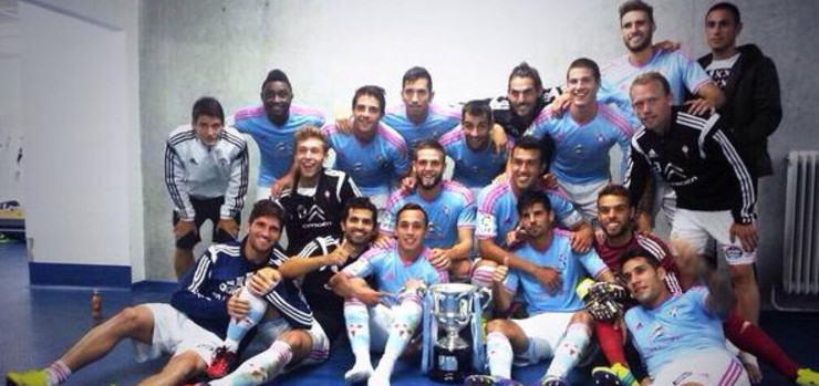 Os xogadores do Celta celebran a vitoria no derbi. 