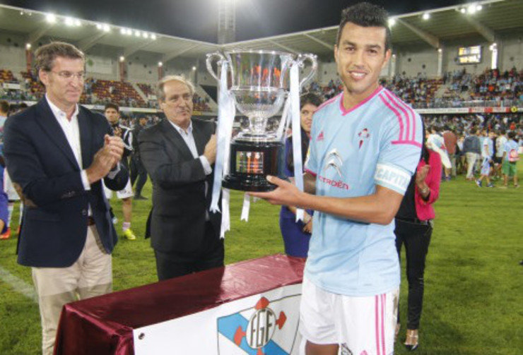 Cabral recibe o trofeo de mans do presidente Feijóo. 