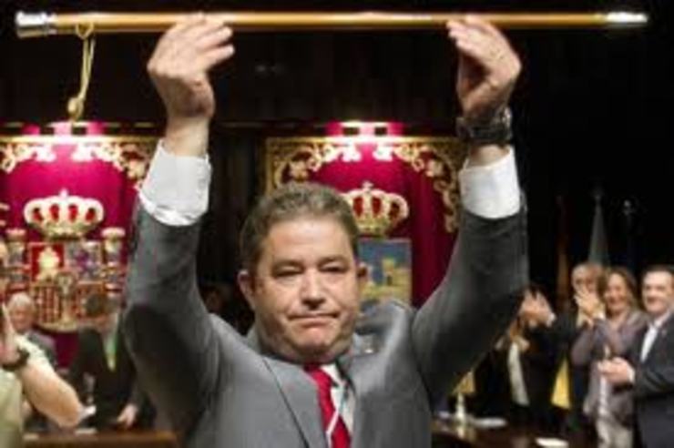Fernández Lores na súa investidura como rexedor de Pontevedra