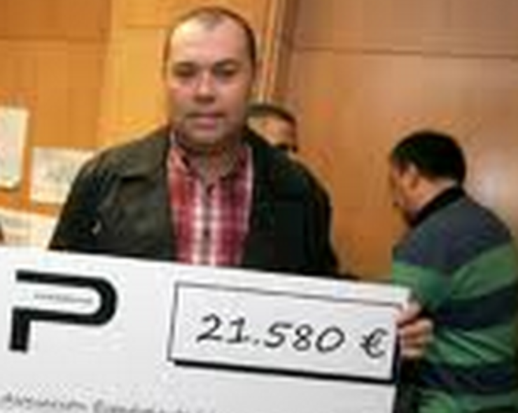 Lito Martínez, de Espectáculos Litos, entregando un cheque para a loita contra o cancro 