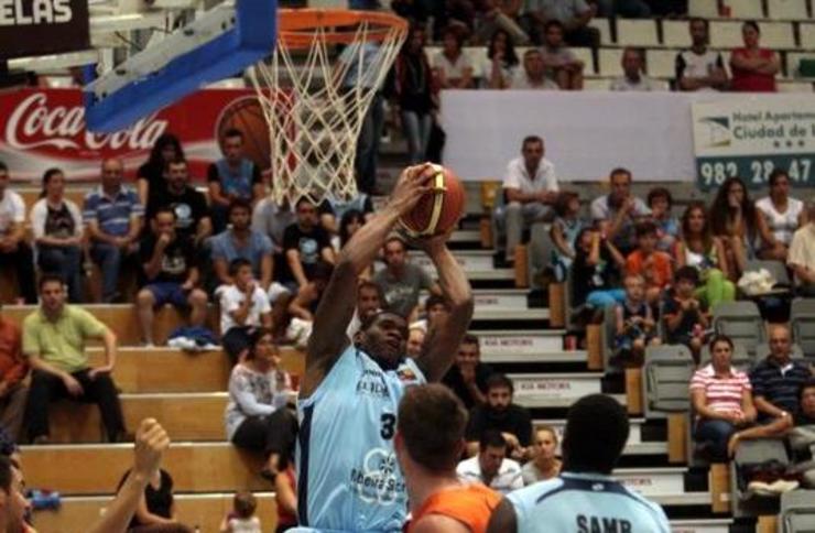 Brandon Edwards, collendo un rebote. 