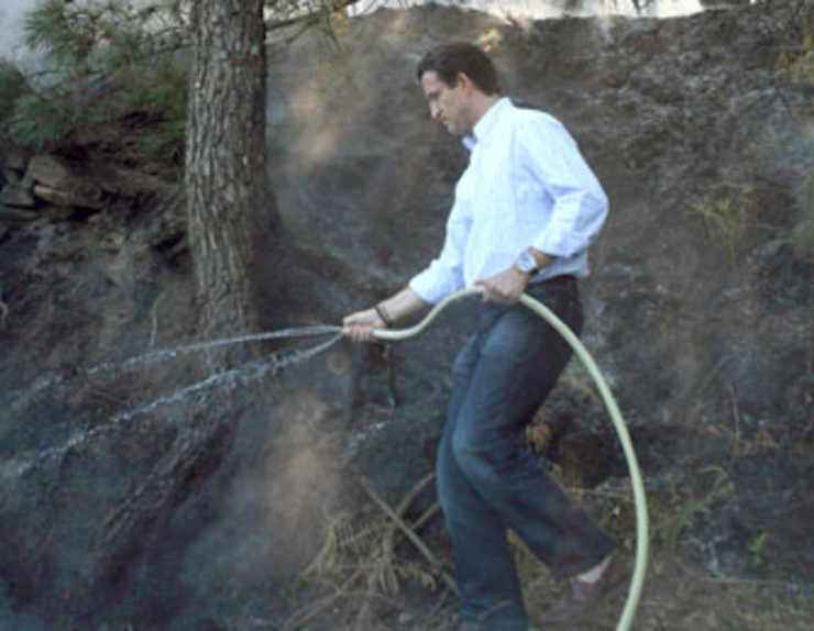 A polémica foto de Feijóo apagando un lume cunha mangueira de xardín cando era líder da oposición