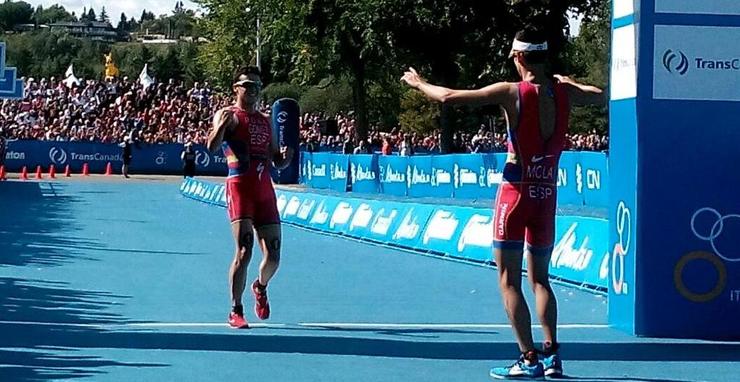 Momento da entrada en meta de Gómez Noya, felicitado por Mario Mola. 