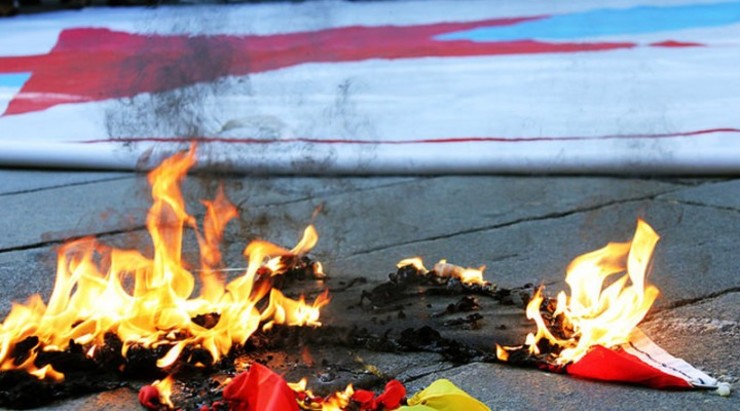 Unha bandeira española queimada durante os actos do 25 de xullo 
