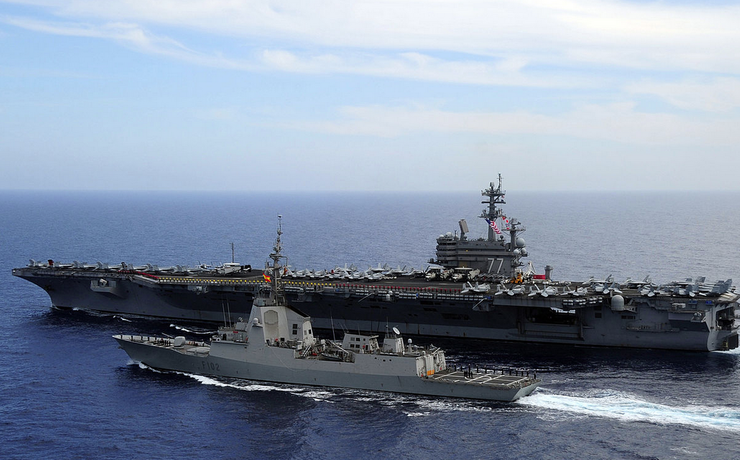 O portavións USS George H.W. Bush e o navío español de guerra Juan de Borbón