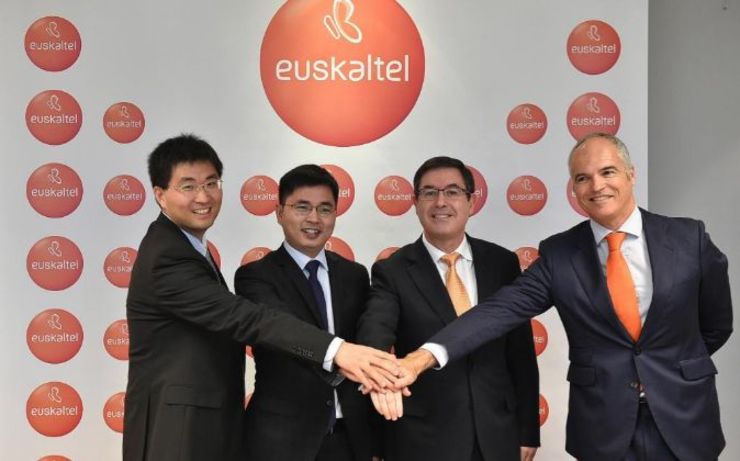 Directirvos de Euskatel na sinatura dun acordo