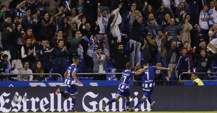 Lucas Pérez celebra o gol do empate coa afección. 