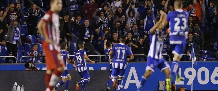 Lucas Pérez celebra o gol do empate coa afección. 