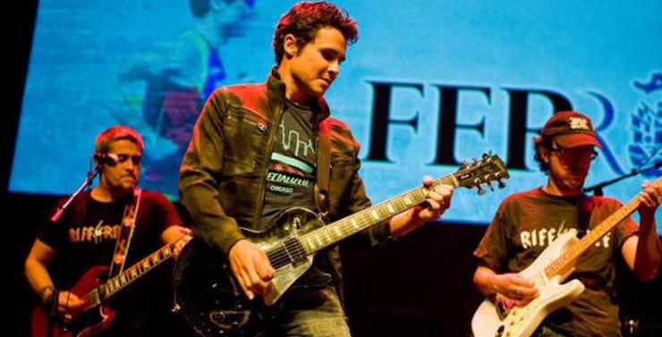 Gómez Noya, tocando a guitarra co grupo Riff-Raff no Auditorio de Caranza. 