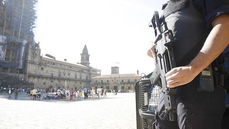 Policía vixiando a Catedral de Santiago / foropolicia.com