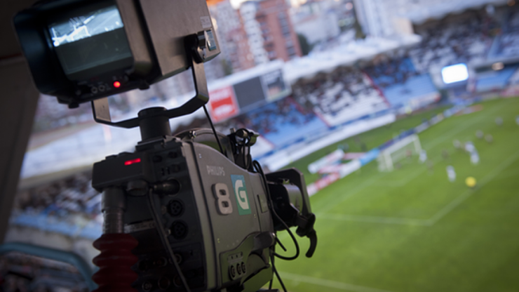 Cámara da TVG filmando o fútbol nun partido do Celta en Balaídos 