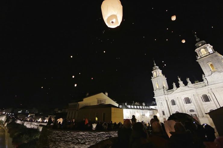 O ceo de Lugo énchese de faroliños luminosos para conmemorar o 15º aniversario da declaración da muralla romana como Patrimonio universal / Concello de Lugo