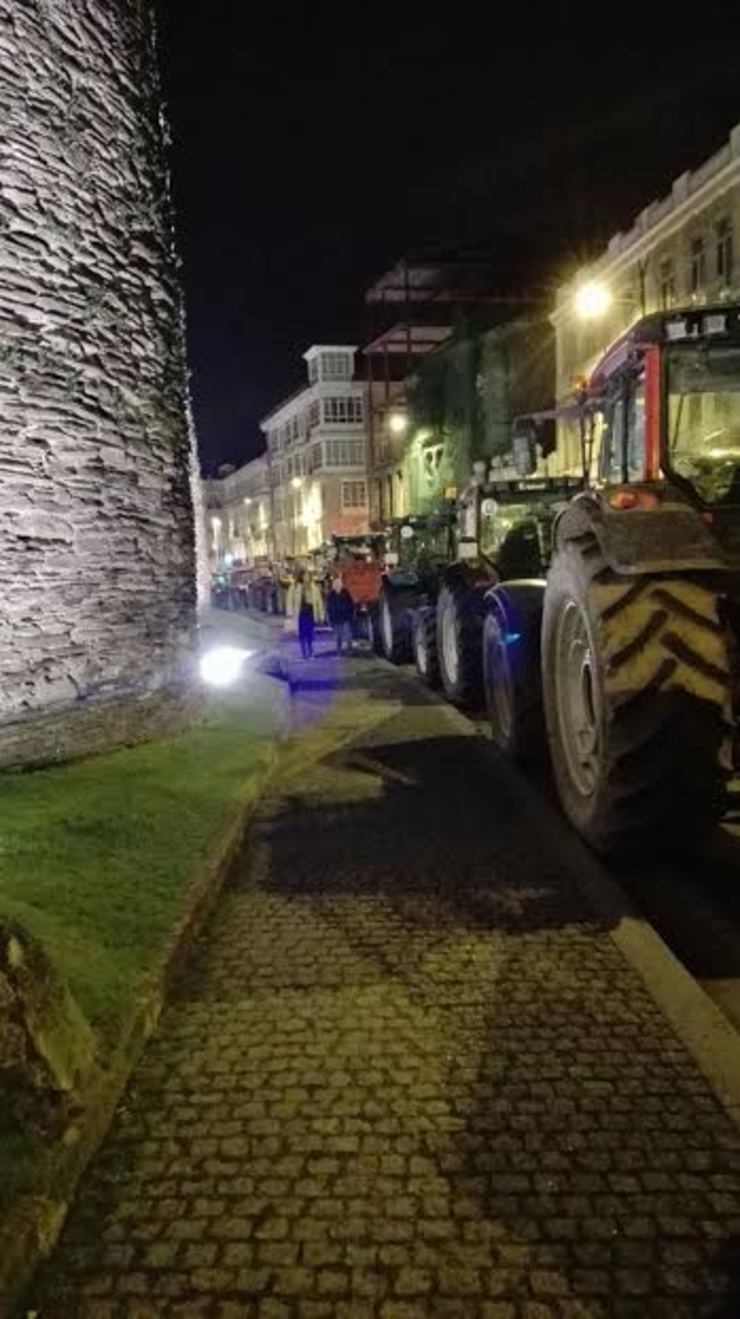 Centos de tractores rodean a Muralla de Lugo 