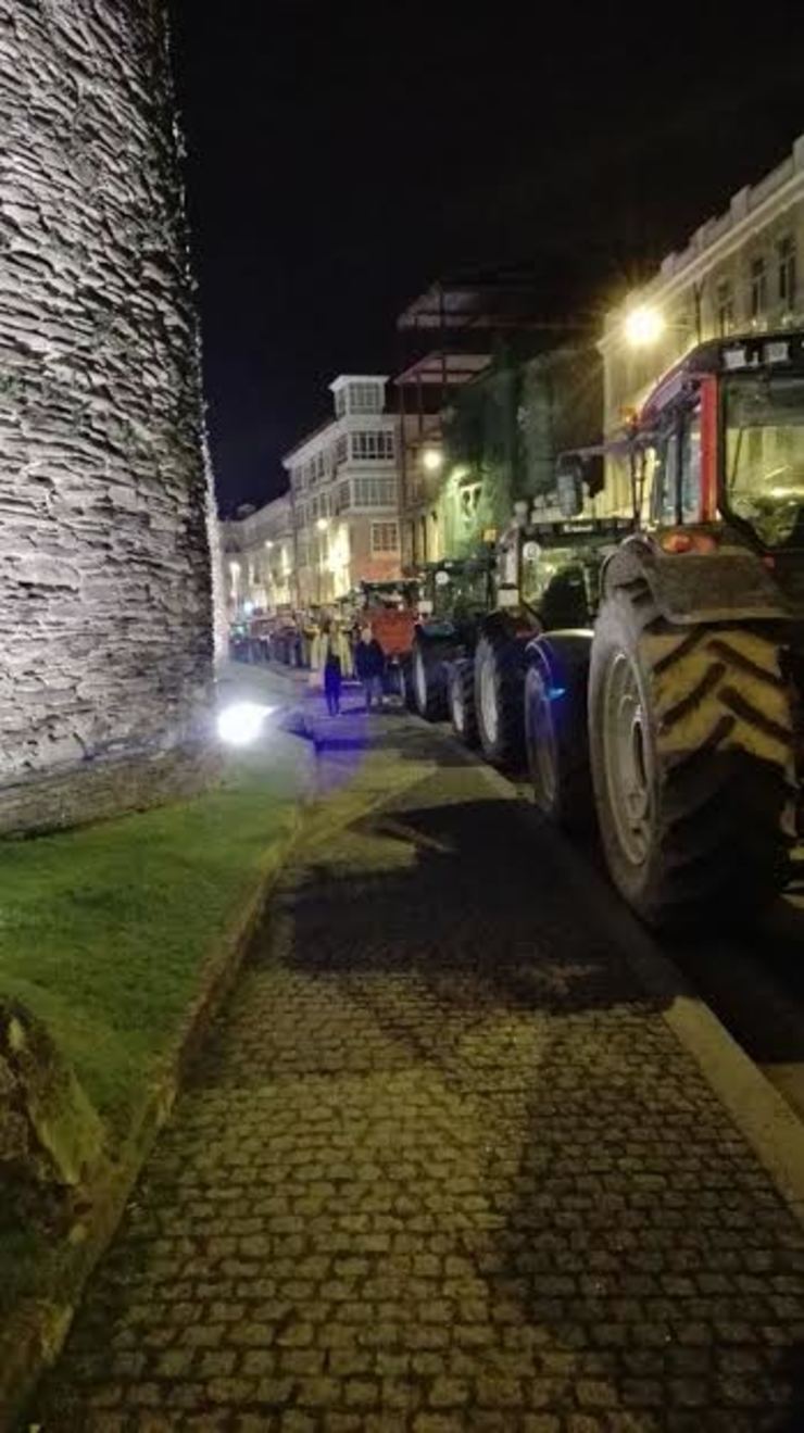Centos de tractores rodearon a Muralla de Lugo 