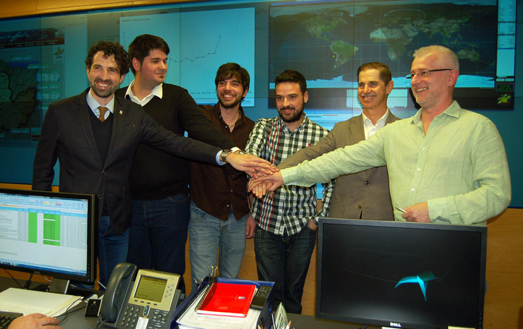 Virxilio Rodríguez, investigadores da Agrupación Aeroespacial da UVigo e Francisco Marín celebran o éxito da comprobación en directo do funcionamento do sistema HumSAT 