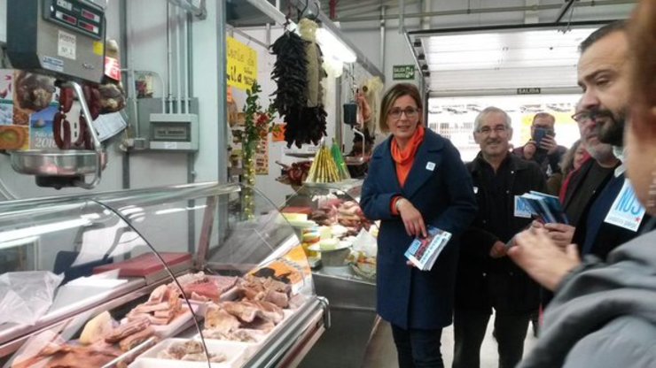 Carme Adán no seu recorrido electoral por un mercado de Vigo e a dereita, Rafa Cuíña 