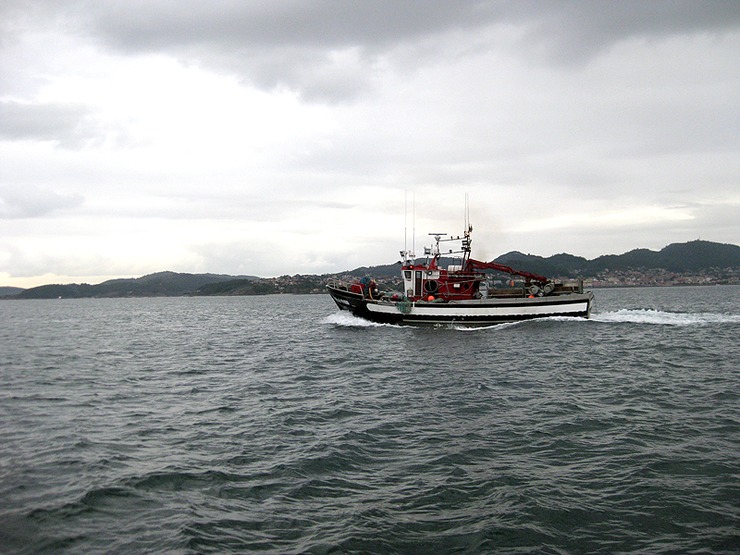 Barco pesqueiro na ría de Vigo / viajares.es