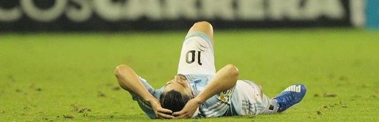 Nolito, tirado no céspede tras mancarse na súa perna dereita. 