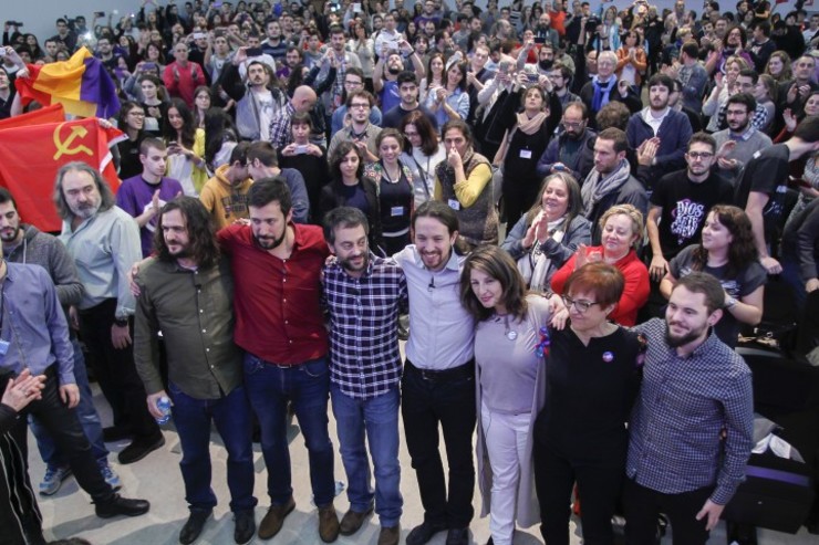 Tone Gómez-Reino, con Pablo Iglesias  Xulio Ferreiro, Yolanda Iglesias e outros dirixentes de En Marea na Coruña 
