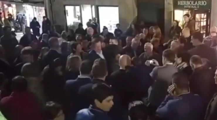 Momento da agresión a Rajoy en Pontevedra 