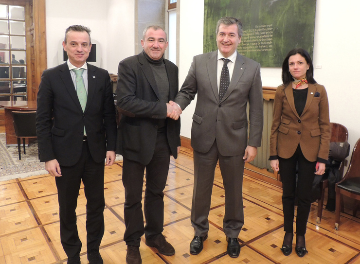 De esquerda a dereita, o director territorial de ABANCA en Lugo, Walter Álvarez Álvarez; o presidente da Deputación de Lugo, Darío Campos; o director de Banca Institucional de ABANCA, Santiago Novoa; e María José López Rubal, da área de Negocio Institucional do banco.