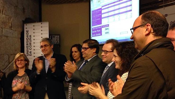Julio Abalde, cuarto pola esquerda, celebra a vitoria como novo reitor da UDC.
