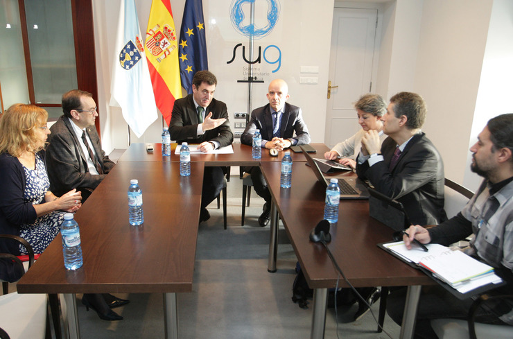 O conselleiro Román Rodríguez, con representantes das universidades galegas. 