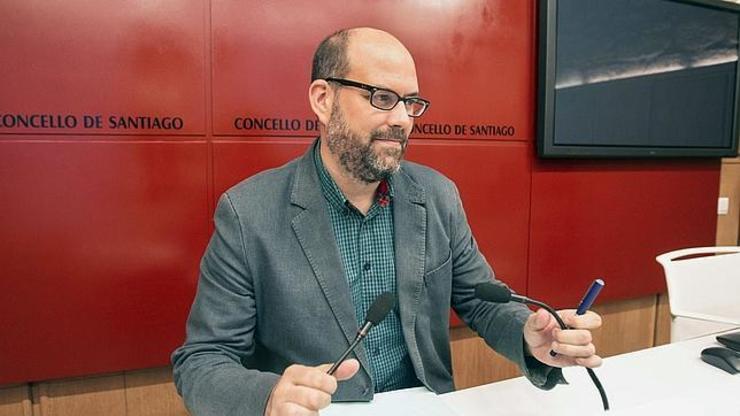 Martiño Noriega nunha rolda de prensa no Concello de Santiago 