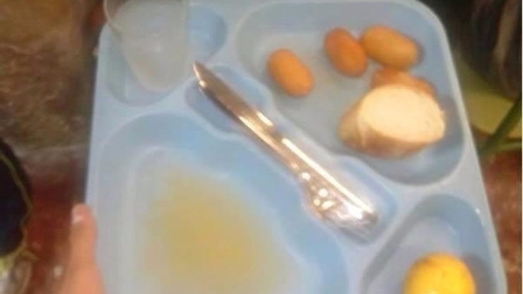 Un menú servido nun comedor escolar 