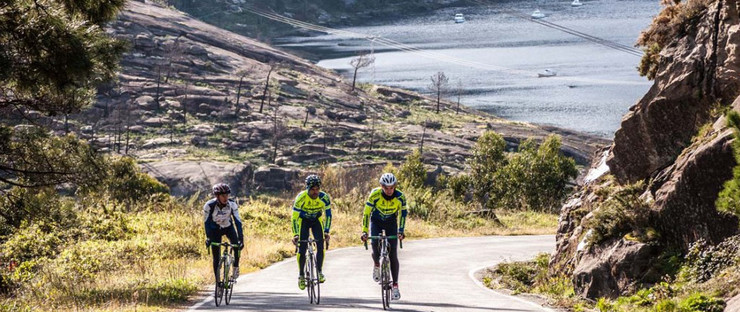 Tres ciclistas na subida a Ézaro. / granfondoezaro.com