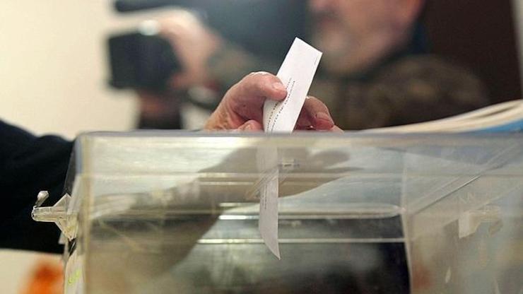 Un cidadán deposita o seu voto nas urnas durante as pasadas eleccións