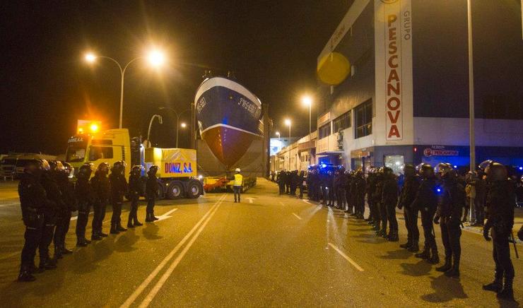 Traslado do barco Alfageme á rotonda de Coia, en Vigo, coa presenza de nuemrosos efectivos policias 