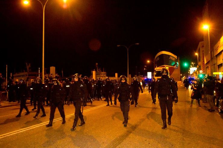 Traslado do barco Alfageme á rotonda de Coia, en Vigo, coa presenza de nuemrosos efectivos policias 