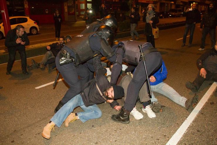 Actuación policial durante o traslado do barco Alfageme á rotonda de Coia, en Vigo 