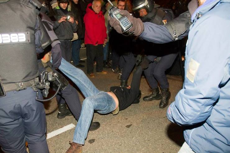 Actuación policial durante o traslado do barco Alfageme á rotonda de Coia, en Vigo 