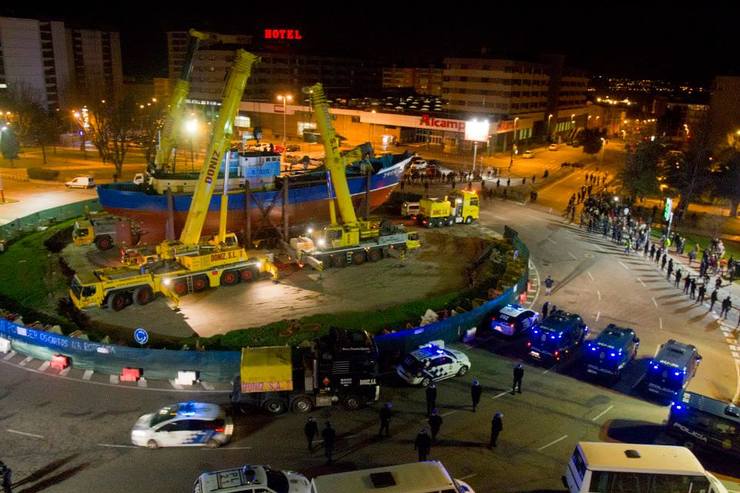 Numerosa policía durante a colocación do Alfageme nunha rotonda de Vigo 
