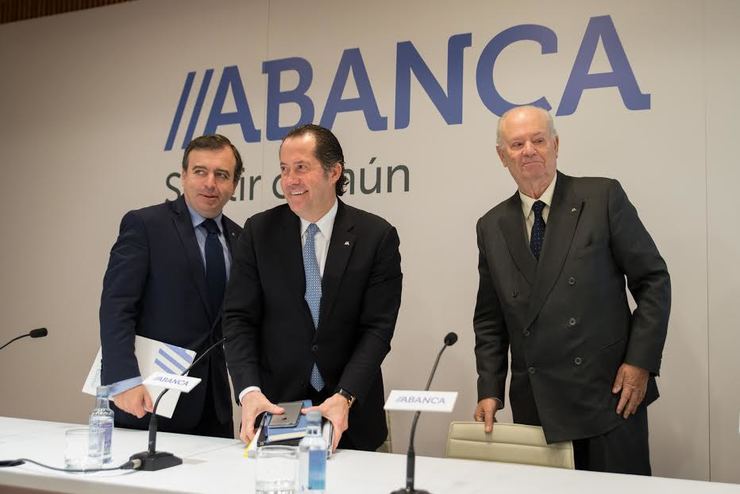 Francisco Botas, Juan Carlos Escotet e Javier Etcheverría, presentando as contas de Abanca