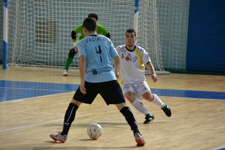 Iván Rumbo, defendendo a Jacinto. 